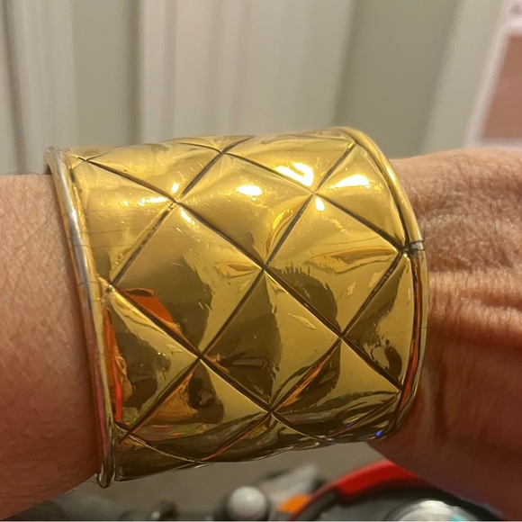 AUTHENTIC CLASSIC CHANEL MATELASSE CUFF- 24kt GOLD PLATED - Picture 10 of 10